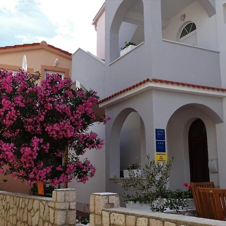 Apartments By The Sea Pag - 16100 Pag Town Exterior foto